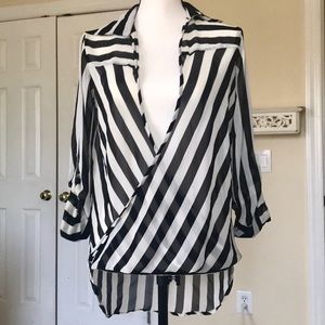 DEEP PLUNGE HIGH LOW BLOUSE W/ ADJUSTABLE SLEEVES